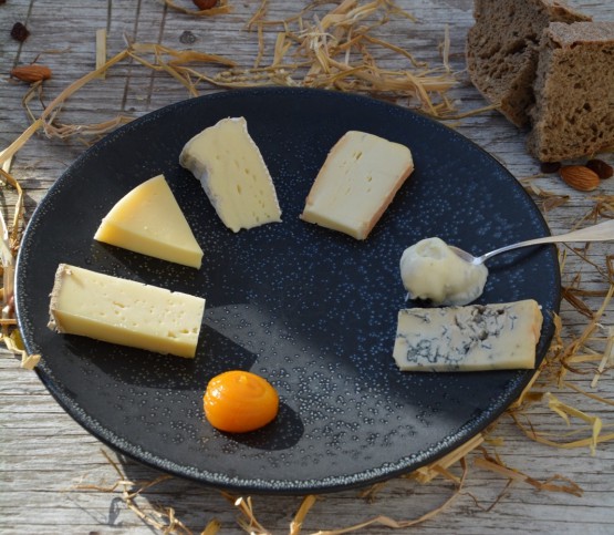 kaasbord, cheese plate
